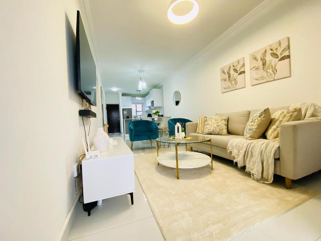Μια τηλεόραση ή/και κέντρο ψυχαγωγίας στο Pure Bliss Ocean Apartment