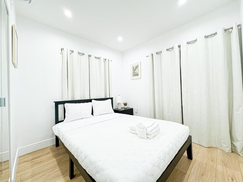 Una cama o camas en una habitación de Relaxing 2BR Escape in Trendy West LA - CM-CAL