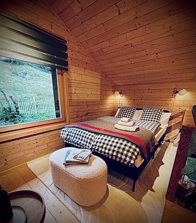 Una cama o camas en una habitación de Hüttli Chalet with panoramic view