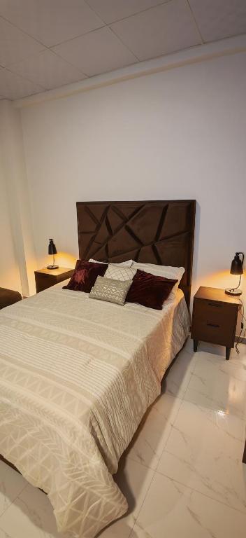 En eller flere senge i et værelse på Luna Marfil Elegant Studio in Cala Cala