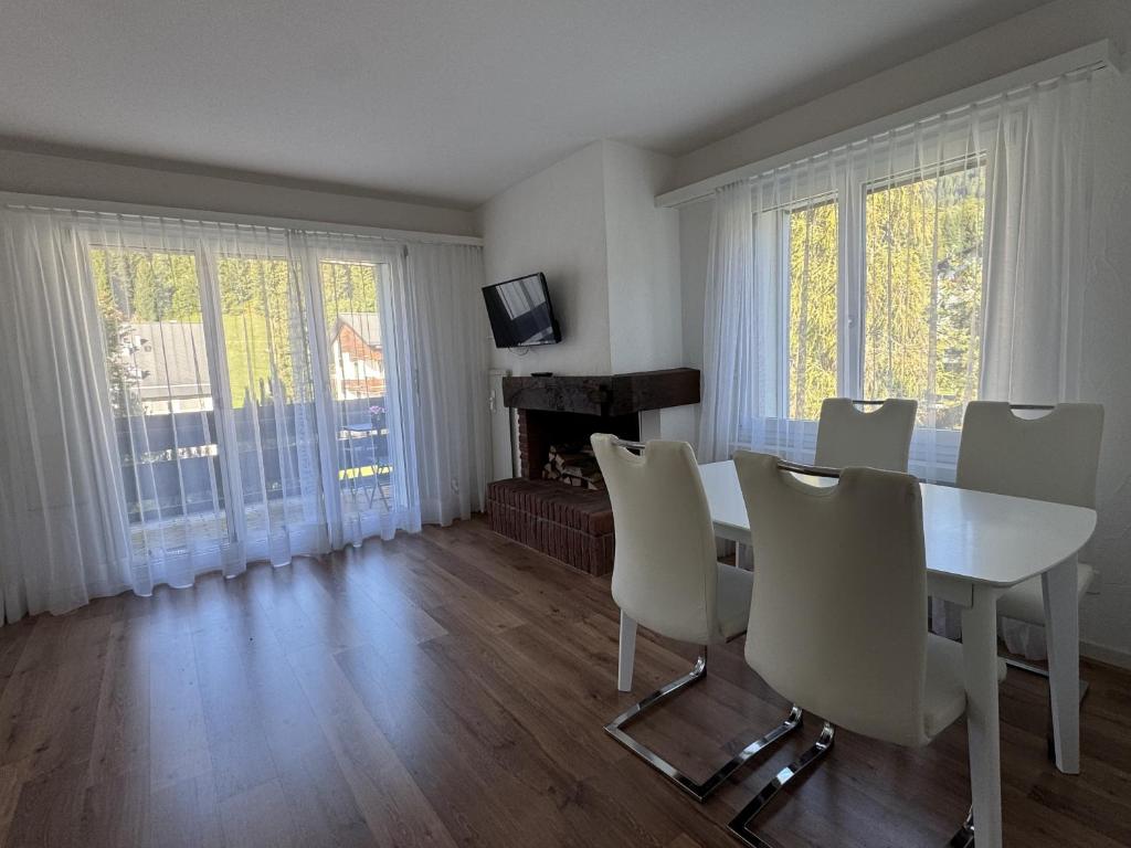 Μια τηλεόραση ή/και κέντρο ψυχαγωγίας στο Casa Laret 6