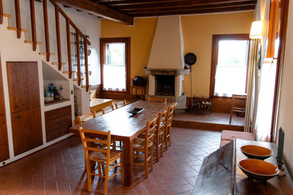 a dining room with a wooden table and chairs at Arquà Secret Chalet in Arquà Petrarca