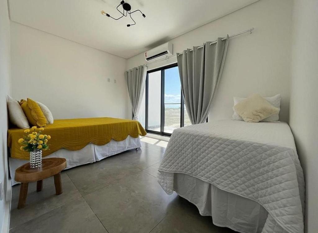 ein Schlafzimmer mit zwei Betten und einem Fenster in der Unterkunft Villa Di Lucca in Prea