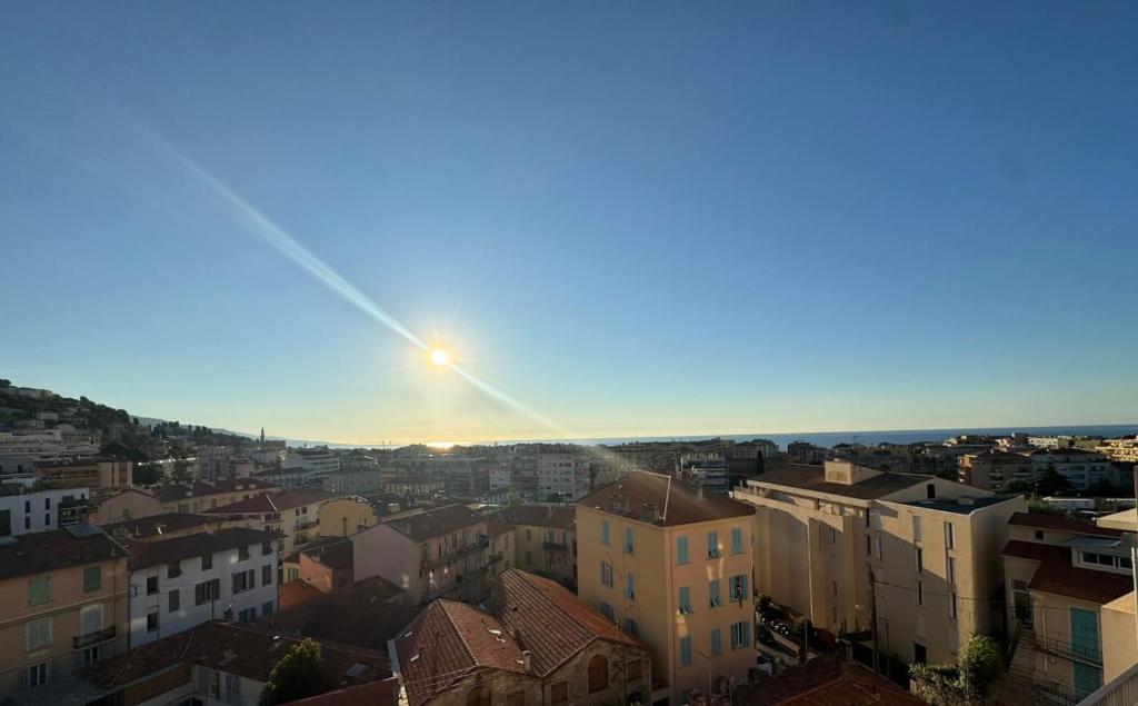 Dernier étage coeur Menton, vue mer parking privé