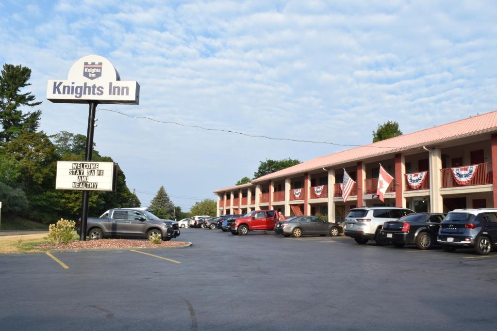 オスウェゴにあるKnights Inn Oswego Eastの駐車場を利用したホテル