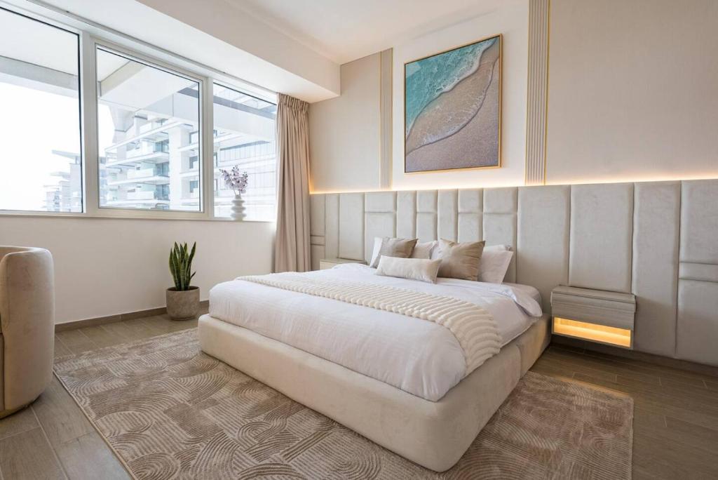 - une chambre avec un grand lit blanc dans l'établissement Yas Island Resort Beach Access Luxury in Mayan 1 BEDROOM, à Yas Island