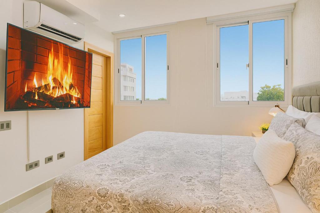 ein Schlafzimmer mit Kamin und Bett in der Unterkunft Cozy, City Center Condo in La Julia