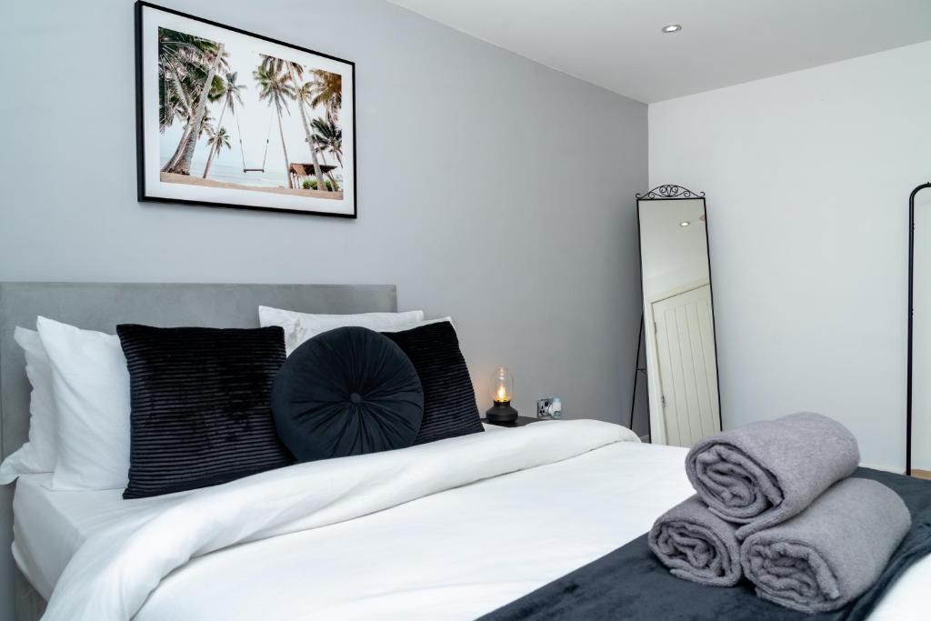 エディンバラにある3BR Sleeps 6, Free Parking, City & Beachのタオルが敷かれた大きな白いベッドのある寝室