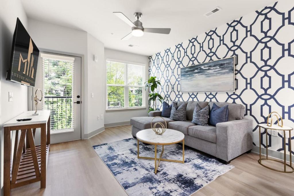 een woonkamer met een bank en een tafel bij Unique Living 5 Min From Downtown in Wilders Grove