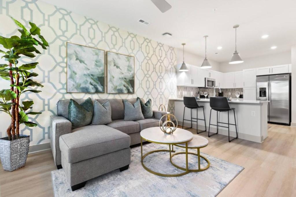 Wilders GroveにあるThe Ivy Living 5 Min From Downtownのソファとテーブルのあるリビングルーム
