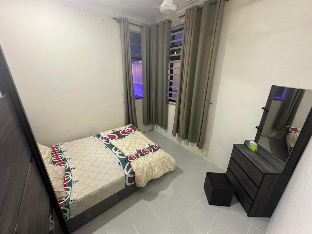 Un dormitorio pequeño con una cama y una ventana. en Mommy Homestay Kuala Terengganu private pool, en Kuala Terengganu