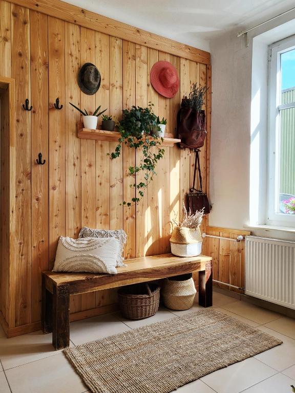 ein Zimmer mit einer Holzwand und einer Bank in der Unterkunft Pine House in Fürstenfeld