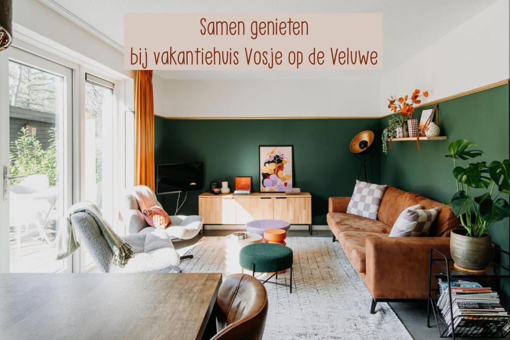 een woonkamer met een bank en een tafel bij Luxe Vakantiehuis Vosje op de Veluwe Nunspeet in Nunspeet