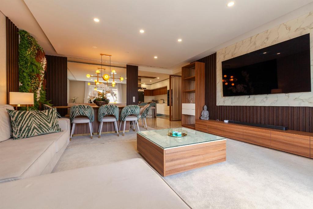 een woonkamer met een bank en een tafel bij Southern place Guesthouse in Lagos