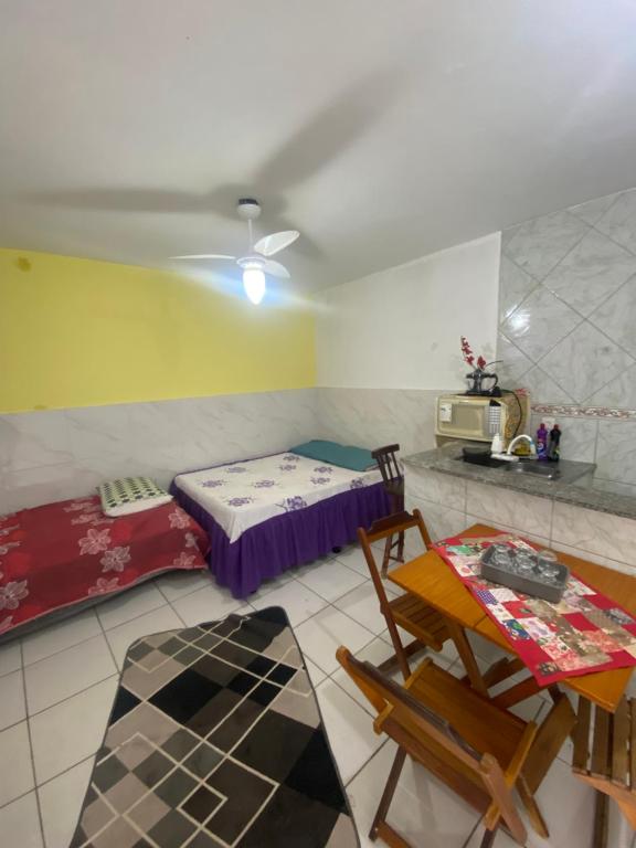 Kuchyň nebo kuchyňský kout v ubytování Kitnet espaçosa para casais