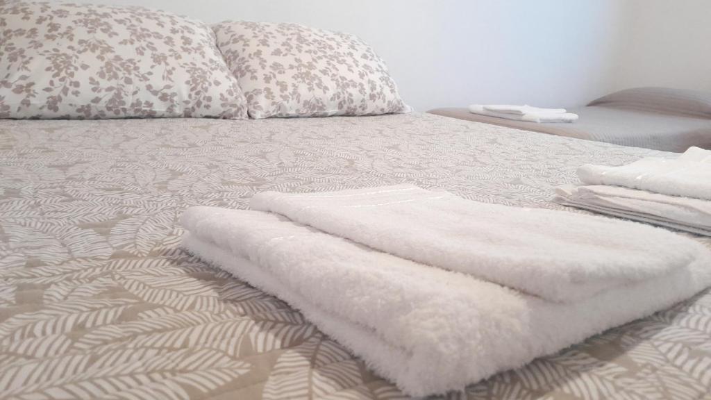 une pile de serviettes blanches posées sur un lit dans l'établissement Piedrabuena Yenua, à Comandante Luis Piedrabuena