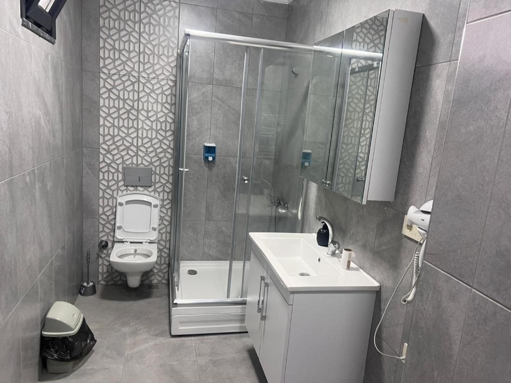 イスタンブールにあるPar Konaklamaのシャワー、洗面台、トイレ付きのバスルーム