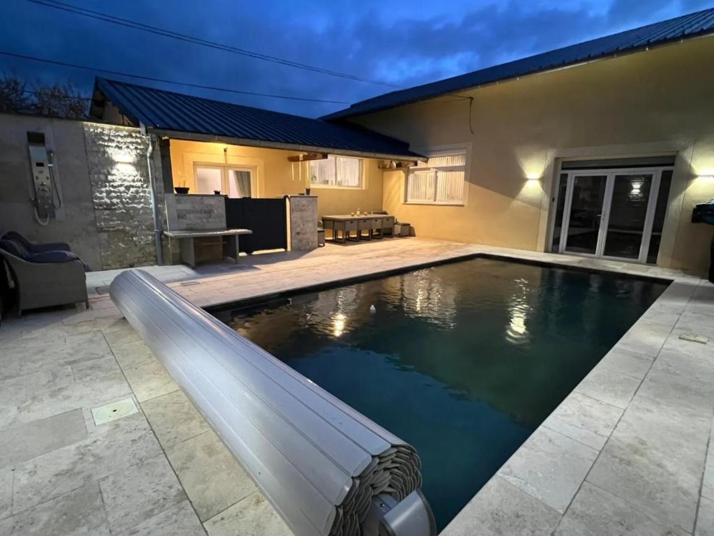 una piscina en el patio trasero de una casa en Loft d'exception piscine et spa, en Illiers