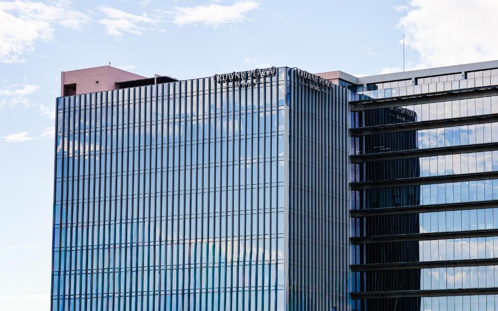 een hoog gebouw met veel ramen bij Crowne Plaza Merida by IHG in Mérida