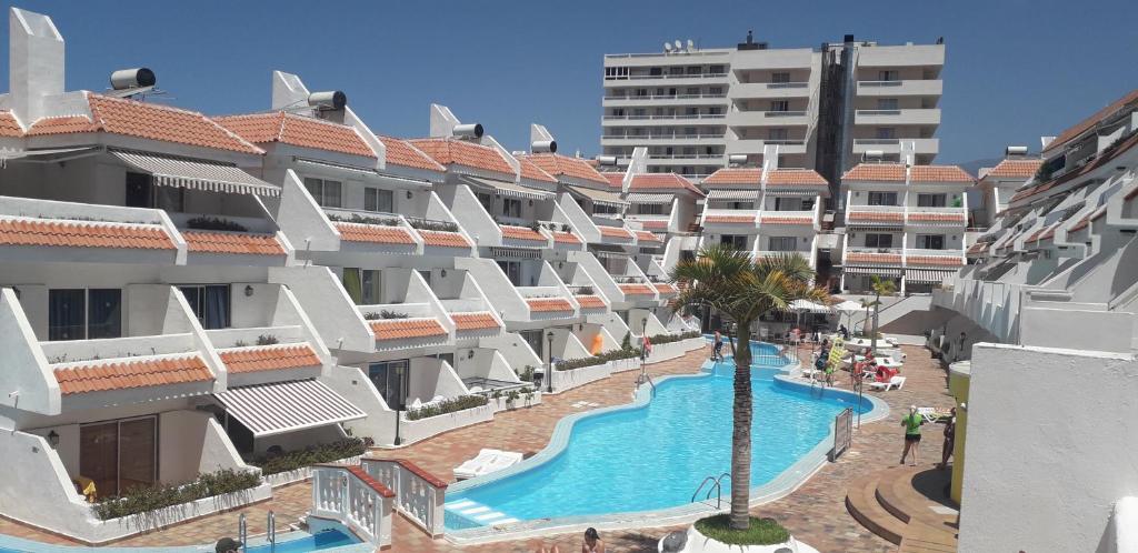 プラヤ・デ・ラス・アメリカスにあるLas Floritasのプール付きホテルの航空写真