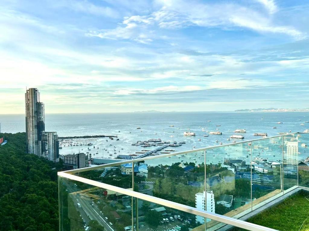ein Blick auf das Meer vom Balkon eines Gebäudes in der Unterkunft South pattaya Unixx hotel in Pattaya South
