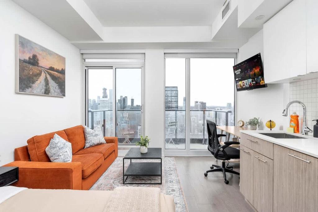 una sala de estar con un sofá y una mesa en Stylish Cozy Studio Condo Downtown, en Toronto