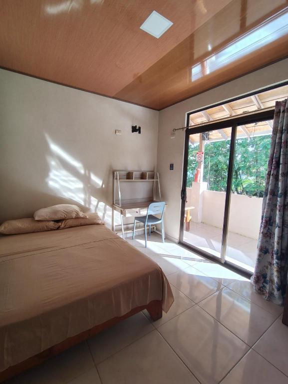 Una cama o camas en una habitación de Quiet room with AC close to the beach