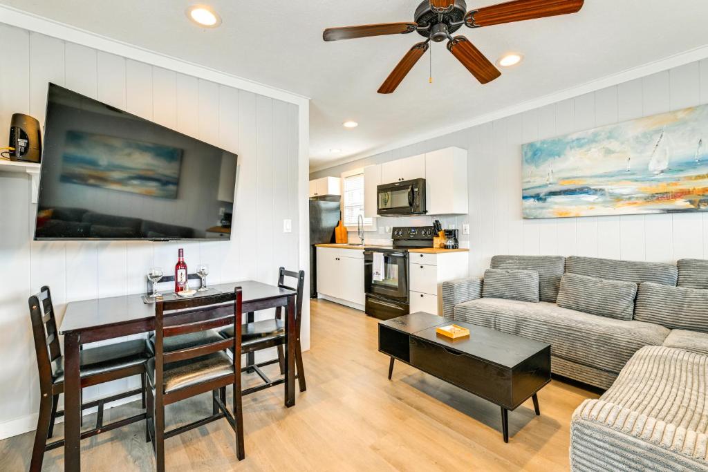 Posezení v ubytování Waterfront Living and Resort Perks! Lake Norman Stay