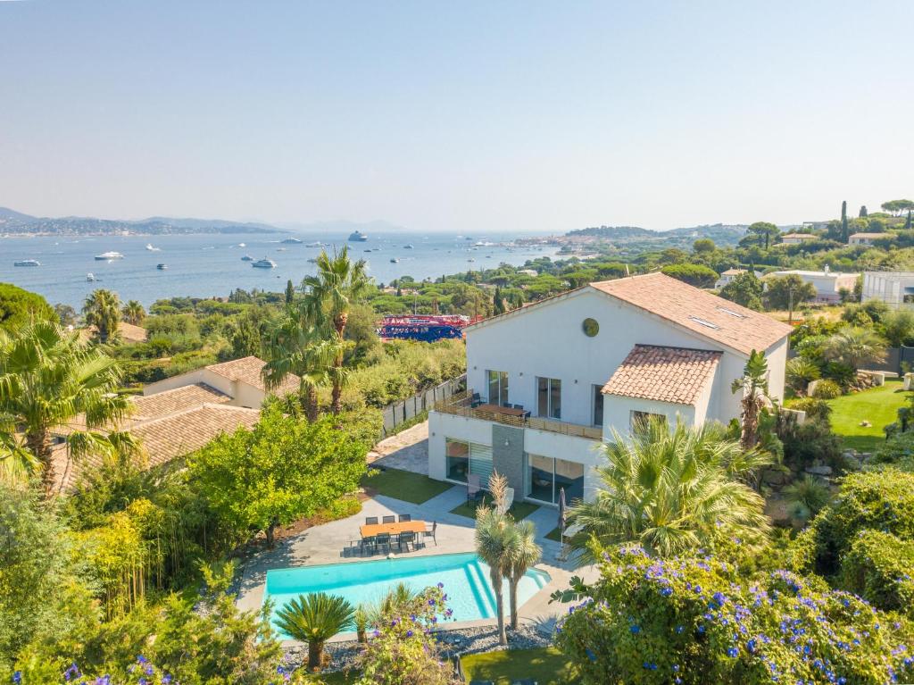 een luchtfoto van een huis en de oceaan bij Villa Joia 2 vue mer 7 chambres in Saint-Tropez