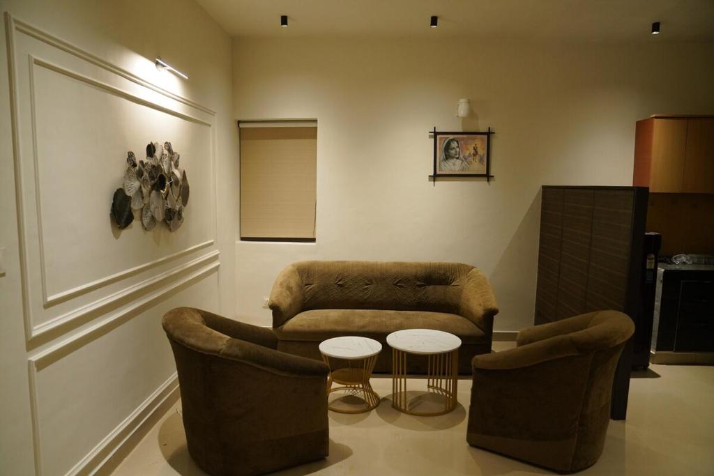 Un lugar para sentarse en Sukoon - A Niyaraa Stay - Gem in Omaxe Vrindavan