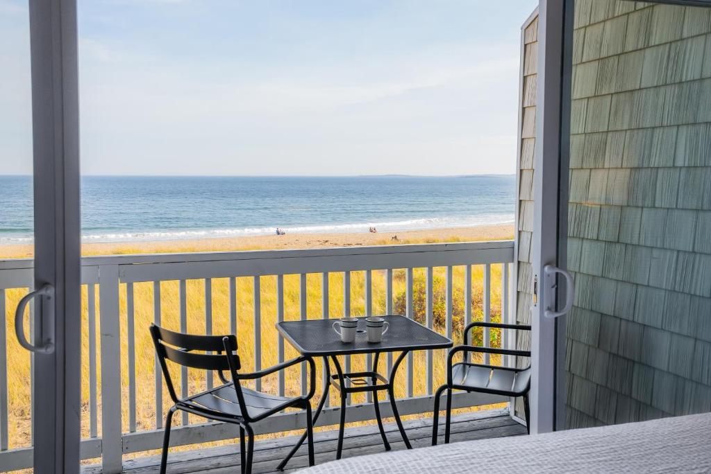 Waves Oceanfront Resort photo