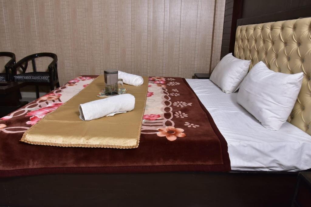 Postel nebo postele na pokoji v ubytování Hotel Ranipur Rajwada