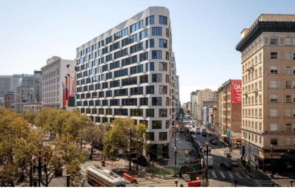 un edificio alto en medio de una ciudad en Serif, en San Francisco