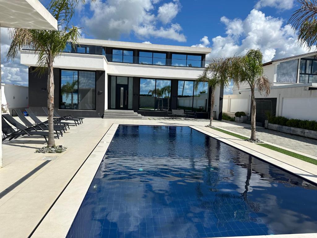 Πισίνα στο ή κοντά στο La Mirage Villa