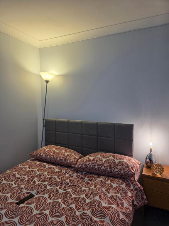 Postel nebo postele na pokoji v ubytování Essex desk chair Free parking WiFi x3