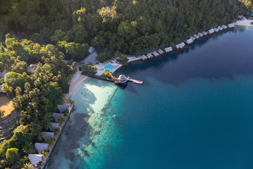 una vista aérea de una playa con un barco en el agua en Pearl Farm Beach Resort, en Samal