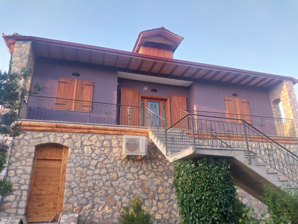El edificio en el que está la habitación en casa particular