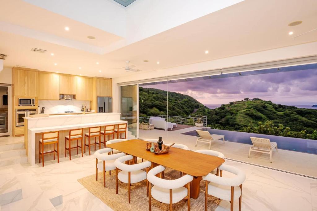 Kuchyň nebo kuchyňský kout v ubytování Lighthouse Ocean-view Modern Villa W Pool