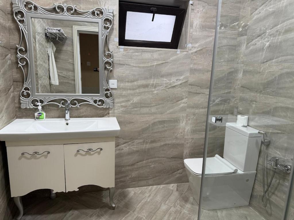 Un baño de Villa with Mountain Views
