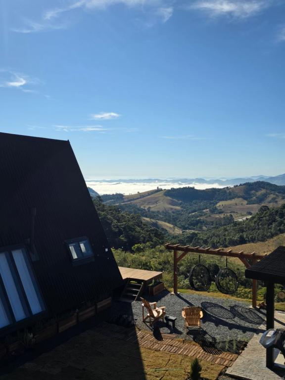 una casa con vistas a las montañas en Cabana UaiMeo, en Senador Amaral