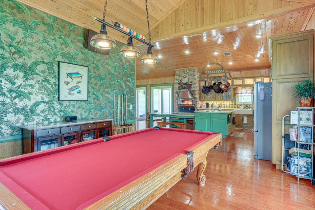 Τραπέζι μπιλιάρδου στο Private Hot Tub! Home Less Than 1 Mi to Lake Okeechobee