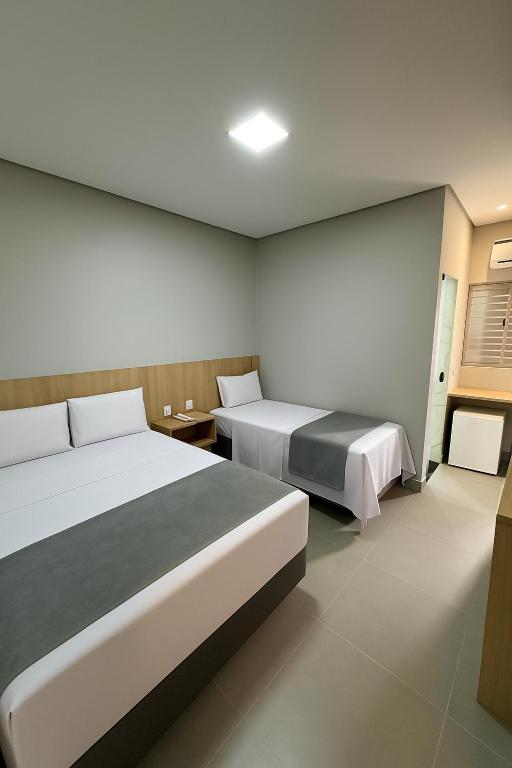 two beds in a hotel room with two beds sidx sidx sidx at HS Hotel in São Paulo