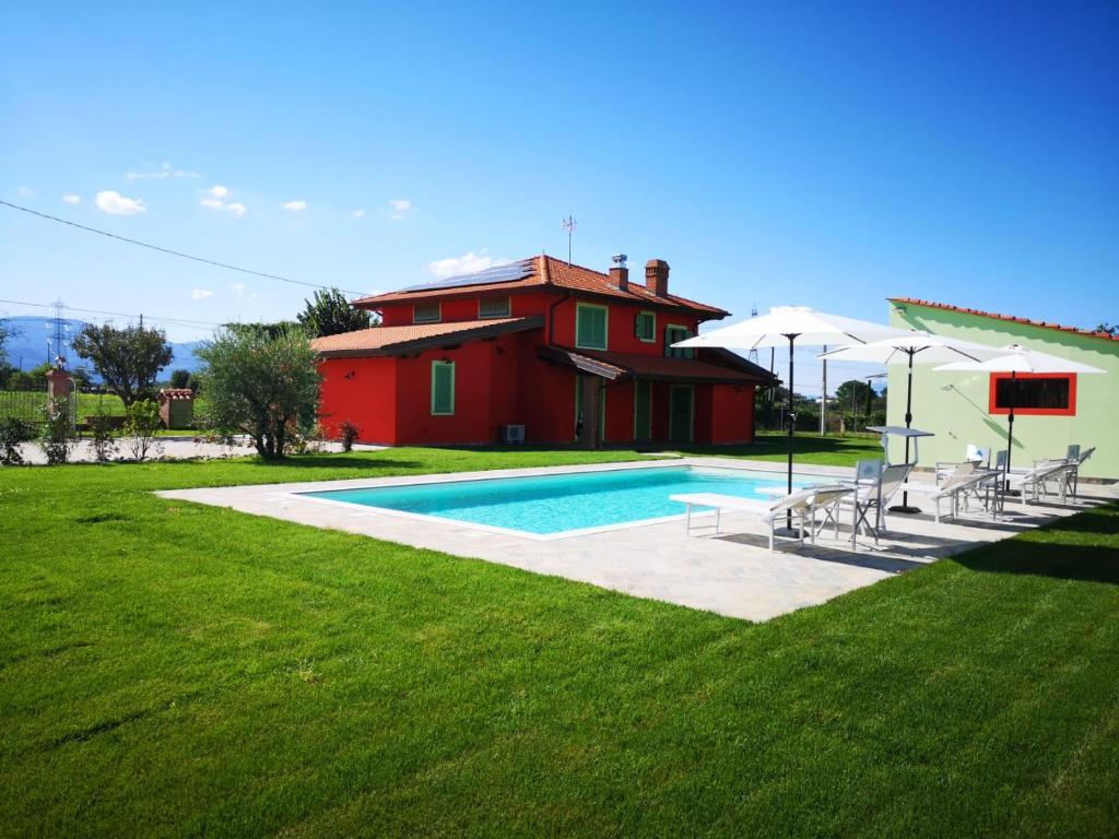 a house with a swimming pool in front of a house at Villa Benedetti in Galleno