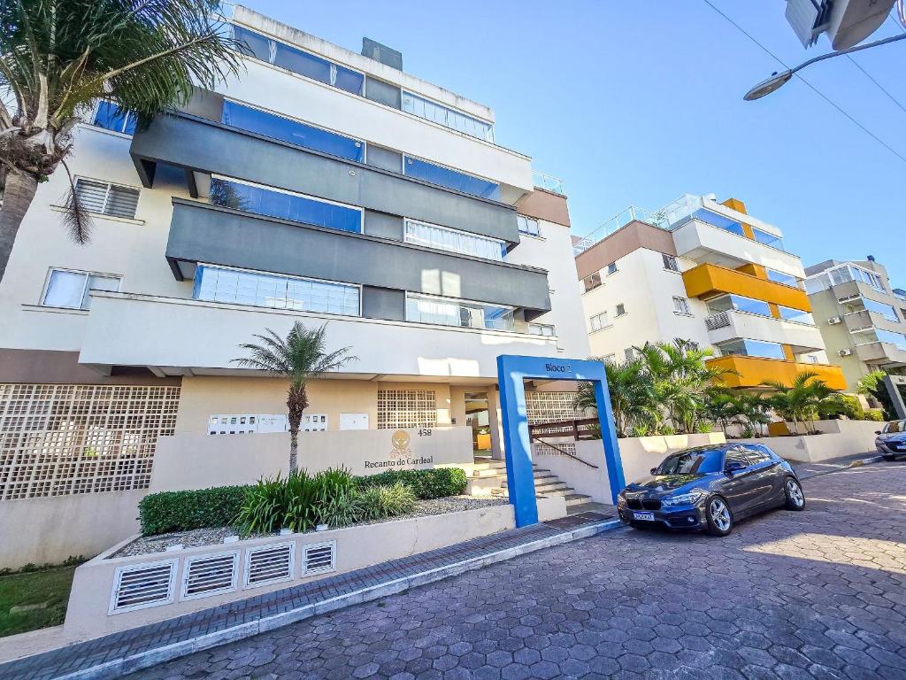 un coche aparcado delante de un edificio en Recanto do Cardeal, en Bombas