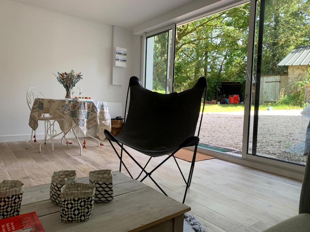 Posezení v ubytování Logement T2 et Véritable écrin de verdure en ville