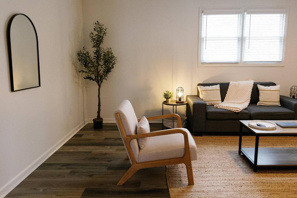 Χώρος καθιστικού στο "Morning View 2" Cozy Modern Stay - College/Hiking