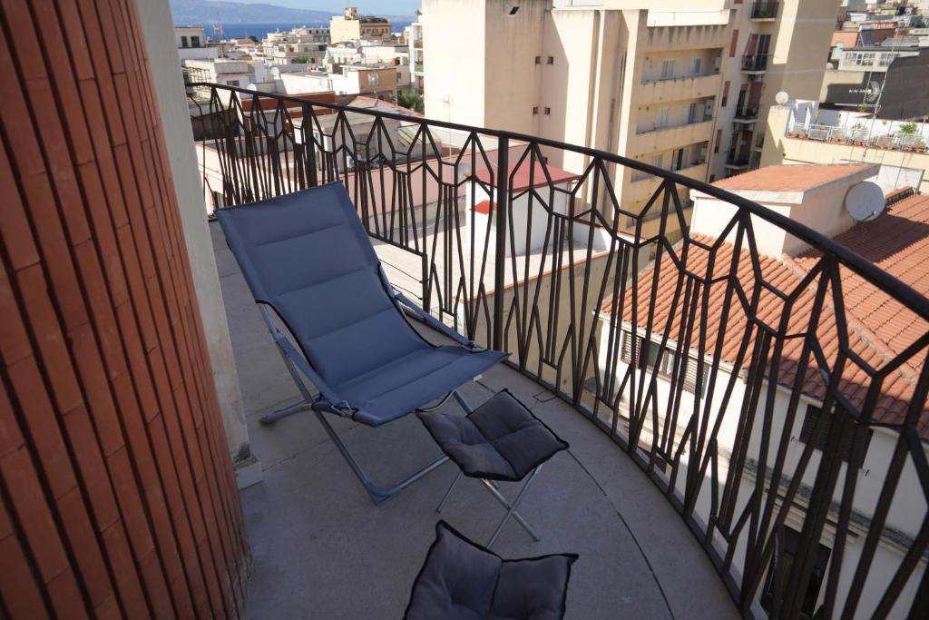 une chaise bleue assise au-dessus d'un balcon dans l'établissement La Regina del Sole, à Reggio de Calabre