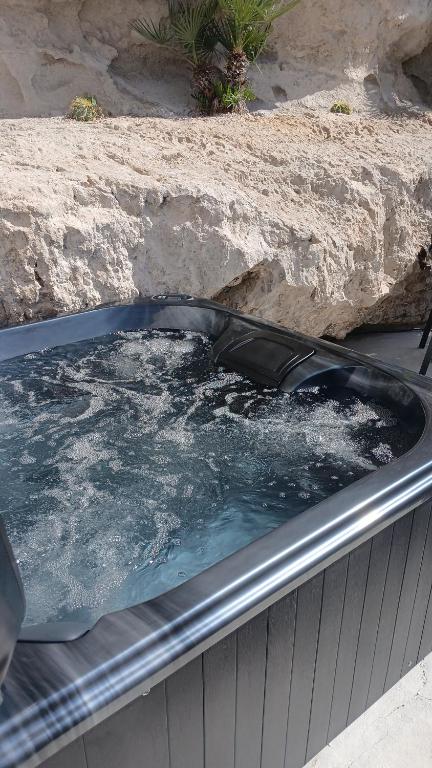 Un jacuzzi con agua en una roca. en Coves Del Xuquer, en Jorquera
