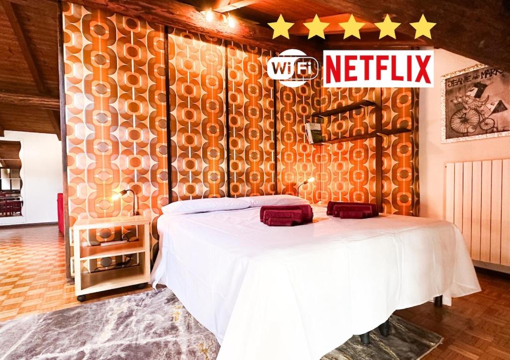 Un pat sau paturi într-o cameră la Amber & Love Loft - Nel cuore storico di Cuneo