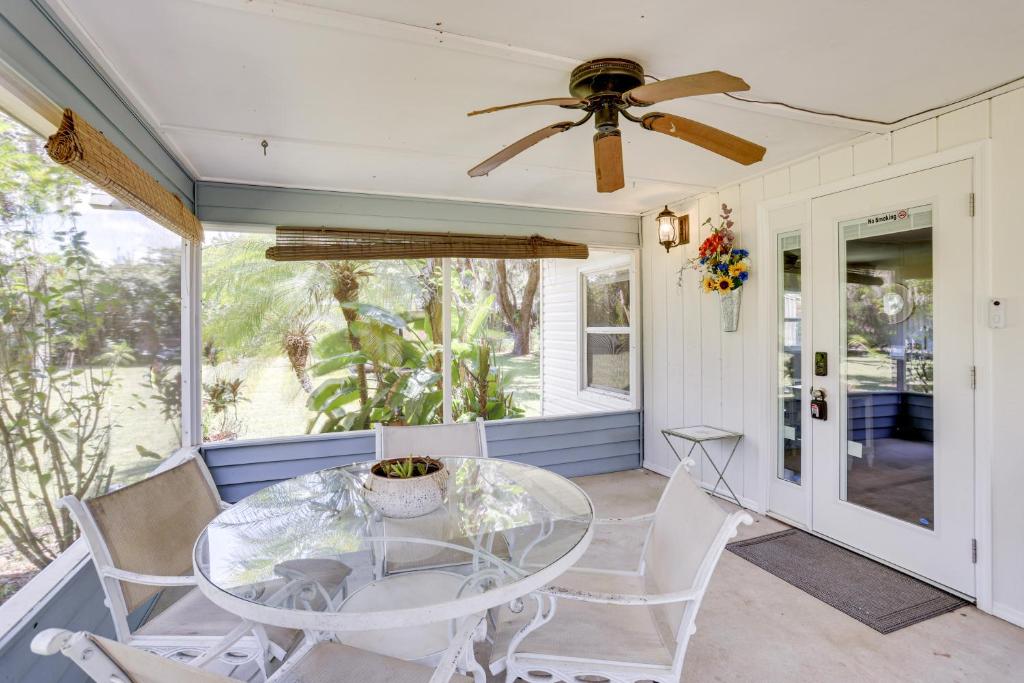 Un comedor con una mesa de cristal y sillas. en Traveling Nurses Welcome! Peaceful Home in Arcadia, en Arcadia